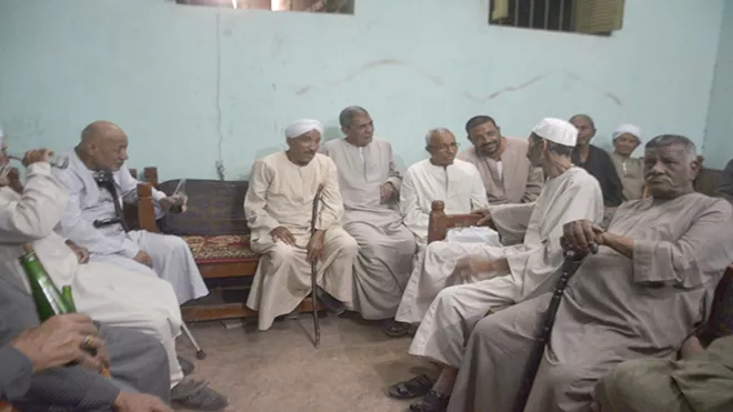 فرحة رجال القرية بعودة إبنهم فرحة رجال القرية بعودة إبنهم